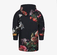 Abrigo de tela negra con estampado floral, que presenta flores vibrantes en rojo, rosa, amarillo y blanco. Diseño con capucha y mangas largas.
