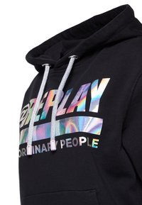Sweat à capuche noir avec cordon de serrage et logo irisé affichant les mots "REPLAY" et "ORDINARY PEOPLE". Tissu doux et texturé.
