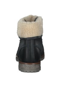 Mörkblå läderankelstövel med en krämfärgad faux päls-krage, robust gummisula och subtila sömnadsdetaljer på sidorna.