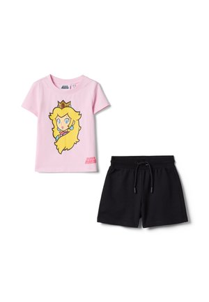 Roze T-shirt met korte mouwen met Princess Peach-afbeelding en tekst "Super Mario", gecombineerd met zwarte short met elastische taille en koord.
