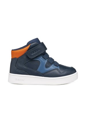 Sneaker alta blu navy con tallone arancione, cinturino in velcro, lacci elastici e suola bianca progettata per bambini.