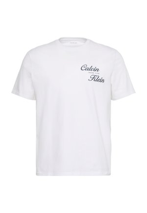 Camiseta blanca de manga corta y cuello redondo con la palabra "Calvin Klein" en letras cursivas negras en el pecho izquierdo.