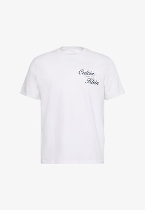 Camiseta blanca de manga corta y cuello redondo con la palabra "Calvin Klein" en letras cursivas negras en el pecho izquierdo.