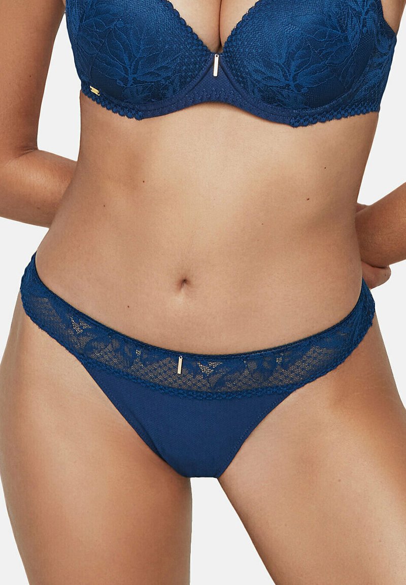 Marineblauw kanten en stoffen beha met bijpassende stringset, met een textuurdesign, doorschijnende kanten accenten en subtiele gouden hardwaredetails.