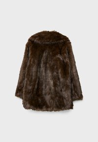 Cappotto in pelliccia sintetica marrone con colletto, caratterizzato da una superficie morbida e testurizzata. Il design è ampio con un orlo dritto e maniche lunghe.