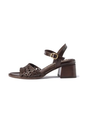 Sandale en cuir marron foncé avec bride avant tressée, boucle à la cheville et talon bloc de taille moyenne.