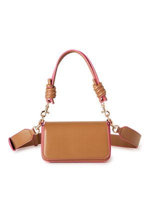 Borsa rettangolare in pelle marrone con bordi rosa, manico annodato e tracolla larga rimovibile con fibbie in ottone dorato.