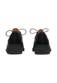Pantofi negri din suede, cu vârf rotund, toc bloc gros și șireturi decorative în spate, având o textură netedă și un design minimalist.