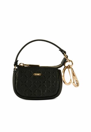 Mała czarna pikowana saszetka na zamek z krótką rączką oraz złoconym brelokiem na klucze i karabińczykiem.