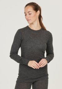 Langsleeve top in donkergrijs, gemaakt van zachte stof. Heeft een ronde halslijn en aansluitende mouwen. Soepele textuur en minimalistisch ontwerp.