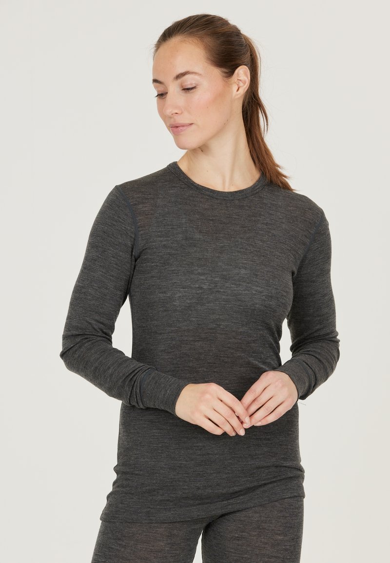 Langsleeve top in donkergrijs, gemaakt van zachte stof. Heeft een ronde halslijn en aansluitende mouwen. Soepele textuur en minimalistisch ontwerp.