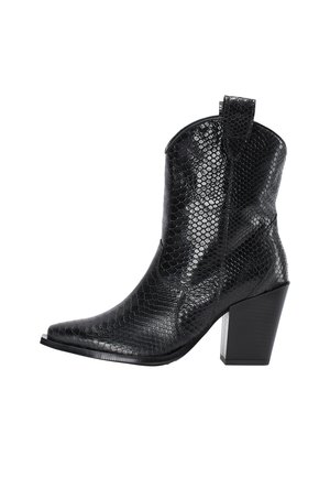 Schwarze Cowboy-Stiefel aus strukturiertem synthetischem Material, mit einem Schlangenledermuster, spitzem Zeh und einem klobigen Absatz mit einer einzigartigen Form.