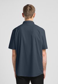Korte mouwen shirt in marineblauw, gemaakt van lichtgewicht materiaal met een subtiele textuur, met een standaard kraag en een rechte zoom.