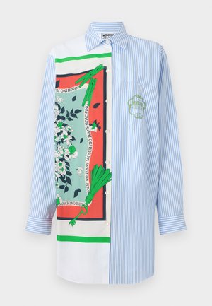 Camisa de botones a rayas en azul y blanco con un estampado gráfico que presenta flores y acentos verdes. Incluye un logo en el pecho y detalles en el collar.