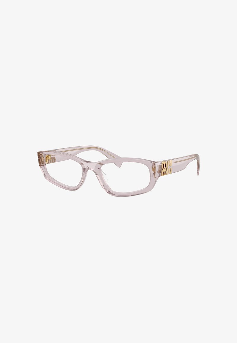 Lunettes claires et angulaires avec une monture translucide rose, des accents dorés sur les branches, et des verres rectangulaires.