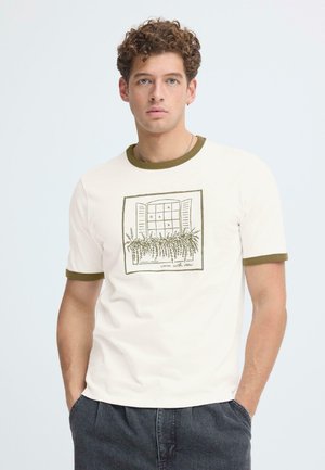 Weißes T-Shirt mit kurzen Ärmeln und grün geripptem Kragen, mit einem aufgedruckten Sketch eines Fensters mit Pflanzen und dem Text "Zimmer mit Aussicht".