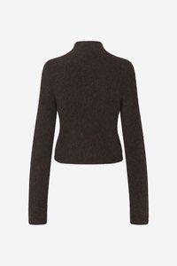 Pulover maro scurt cu mâneci lungi, confecționat dintr-un material moale și pufos. Are un guler înalt și un design simplu, fără ornamentații.