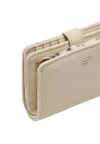 Beżowy skórzany portfel z teksturowanym wykończeniem, z kieszenią na zamek błyskawiczny, miejscami na karty oraz z klapką. Akcenty ze srebrnego metalu obecne.