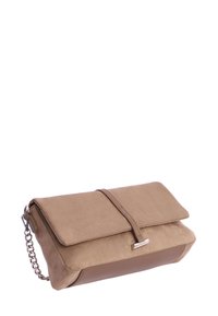 Clutch de ante beige con solapa plegable, base de cuero liso y una correa de cadena. Presenta un acento de cierre metálico en la parte frontal.