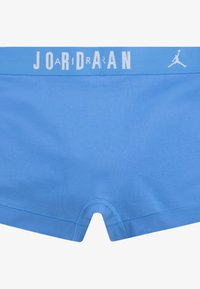 Blå strækstof boxer shorts med en hvid "JORDAN" logo elastik i taljen og et lille logo-detalje. Har en glat tekstur og lavtaljet snit.
