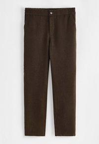 Pantalon marron avec taille élastique, fermeture à boutons à l'avant, poches latérales et texture lisse. Coupe droite avec un design épuré et peu de détails.