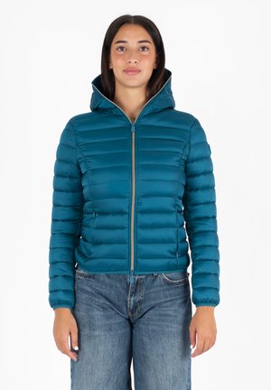 Teal geklede pufferjack met een ritssluiting aan de voorkant en een capuchon, kenmerken een geborduurd patroon, lange mouwen en elastische manchetten. Draag het over blauwe jeans.