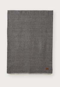 Grått skjerf med fiskebensmønster, frynset kant og lærmerke. Laget av et mykt, teksturert materiale. Rektangulær form.