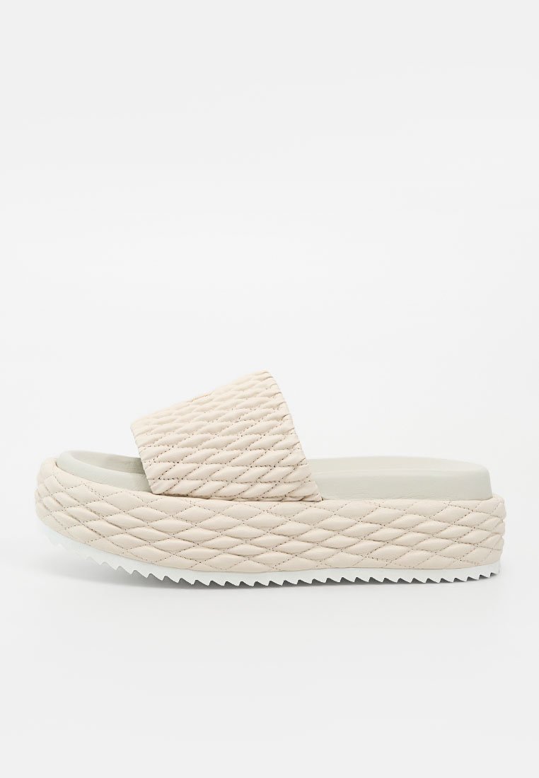 Pantolette hoch