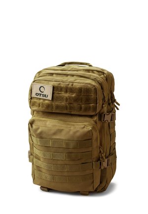 Kompakt tan taktisk rygsæk med flere lynlåslommer, MOLLE-webbing, side spændelukninger og en OTSU-mærkat på top-lommen.