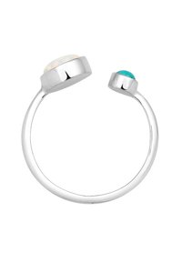 Sølv åbent cuff ring med to polerede sten: en stor opal og en mindre turkise, begge sat i glatte metal bezel.