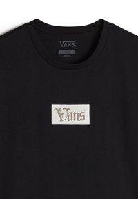Sort bomulds t-shirt med en hvid rektangulær lap, hvorpå ordet "Vans" står i stiliseret brunt skrifttype. Klassisk crew neck design.