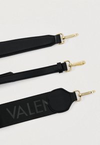 Zestaw czarnych pasków wykonanych ze skóry i tkaniny, z złotymi elementami ozdobnymi oraz wytłoczonym logo "VALENTINO" na szerokim pasku.