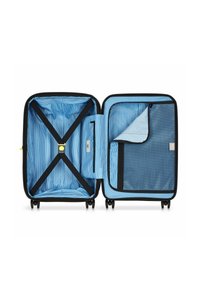 Maletín negro con forro a rayas azules; cuenta con correas cruzadas, un bolsillo de malla con cremallera y un compartimento con cremallera en el lado derecho.