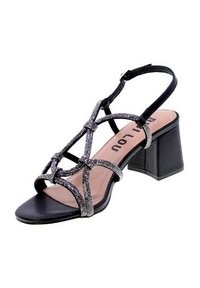 Sandalia de tacón negro con tiras de strass entrelazadas, diseño de punta abierta y un tacón grueso. Parte superior texturizada y plantilla acolchada.