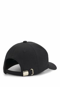 Schwarze Baseballmütze aus Stoff mit gebogenem Schirm, verstellbarem Riemen mit einer goldenen Metallschnalle und einem dezenten Logo auf dem Riemen.