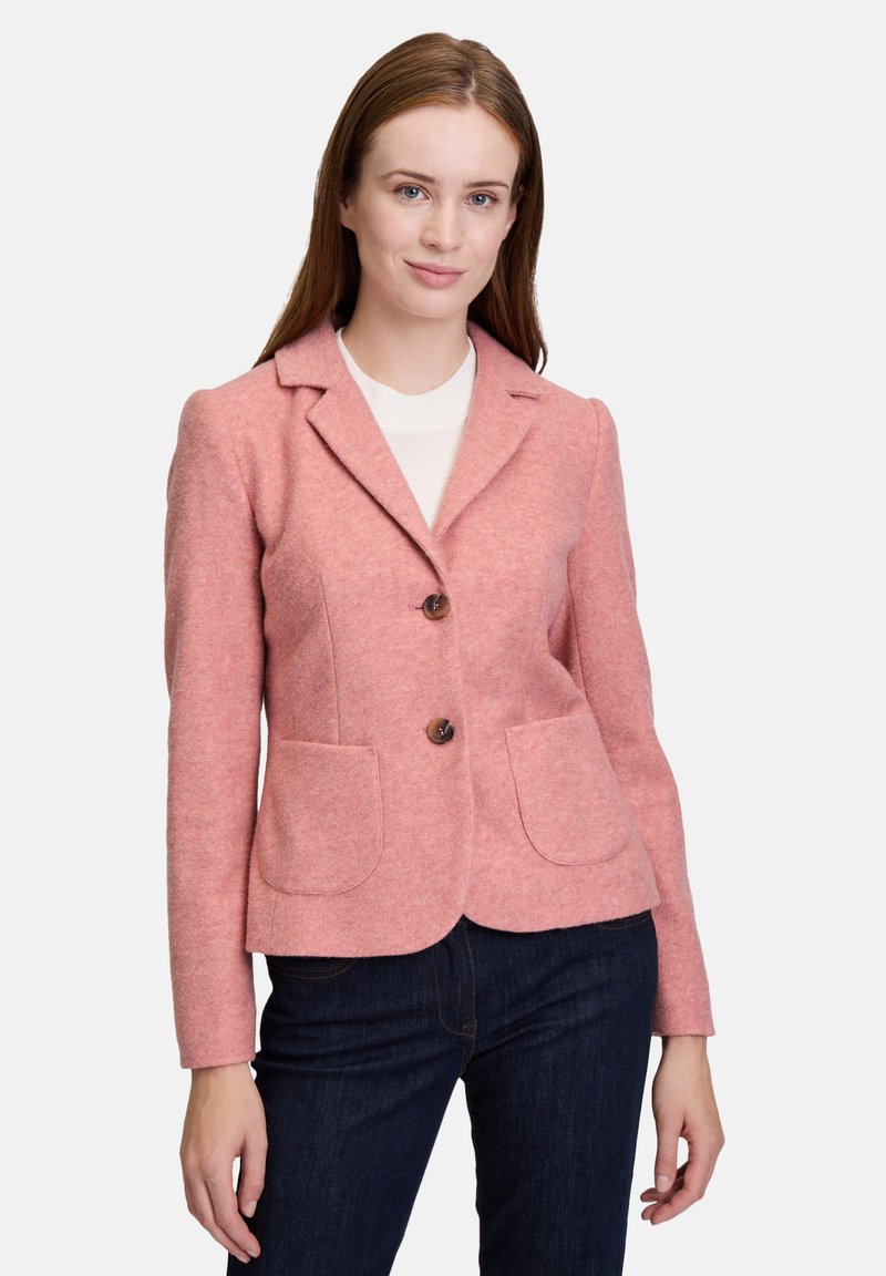 Vaaleanpunainen villasekoitebleiseri, jossa on lovettu kaulus, kaksi etutaskua ja ruskeat napit. Bleiserissä on vartalonmyötäinen malli ja tekstuuri.