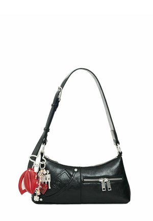 Bolso de hombro de cuero negro con cremallera plateada, correa ajustable y adornos decorativos de labios rojos y llaveros en el lateral.