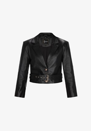 Schwarze Leder-Cropped-Jacke mit Reverskragen, einem Knopfverschluss, tailliertem Gürtel und langen Ärmeln. Sie weist Akzente in goldfarbener Hardware auf.