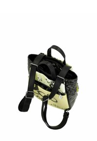 Bolsa negra y amarilla con asas dobles, ensamblada con materiales texturizados. Presenta múltiples compartimentos, cremalleras y un patrón gráfico.