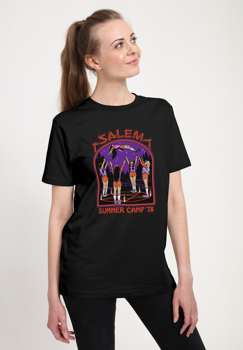 Schwarzes T-Shirt mit einer Retro-Illustration von fünf Charakteren in orangefarbenen Shorts, vor einem lila Hintergrund, mit dem Text "Salem Summer Camp '78".