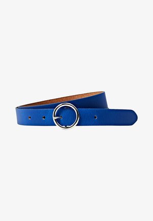 Ceinture en cuir bleu avec boucle ronde en argent, défendue et posée à plat, montrant trois trous de réglage.