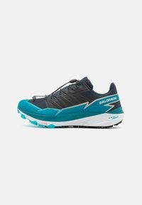 Scarpa da corsa Salomon con tomaia grigia scura e accenti turchesi, un sistema di allacciatura a cordino, e una suola intermedia in schiuma bianca con una suola grip testurizzata.
