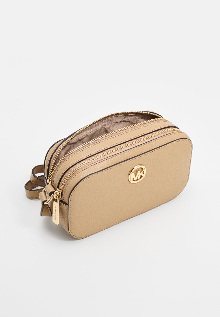 Beige Leder Umhängetasche mit goldenen Beschlägen, doppeltem Reißverschluss und geprägtem Logo. Glatte Textur, ovale Form und verstellbarer Riemen.
