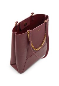 Borsa a tote bordeaux con finitura testurizzata, dettagli in catena dorata e chiusura superiore a scatto. Presenta un motivo triangolare sui lati. Interno spazioso.