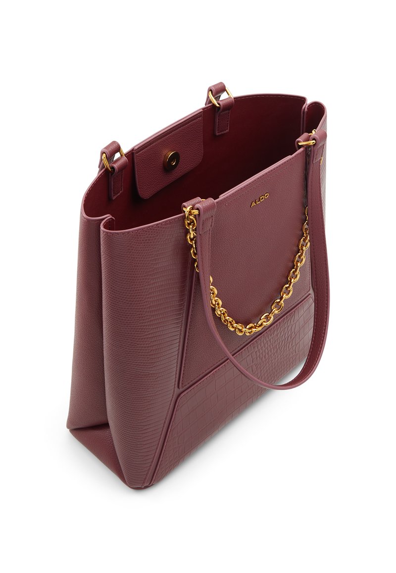 Bolso tote burdeos con acabado texturizado, con detalles en cadena dorada y cierre superior a presión. Presenta un patrón triangular en los laterales. Interior espacioso.