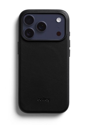 Custodia per telefono Bellroy in pelle nera che protegge il retro di uno smartphone con fotocamera a triplice lente e modulo flash.