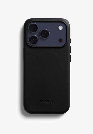 Custodia per telefono Bellroy in pelle nera che protegge il retro di uno smartphone con fotocamera a triplice lente e modulo flash.