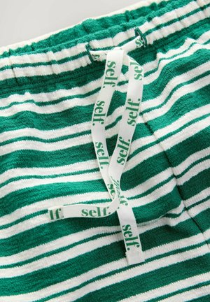 Grün-weiß gestreifte Frottee-Shorts mit einem elastischen Taillenbund und Kordelzug, versehen mit dem aufgedruckten "self." Logo.