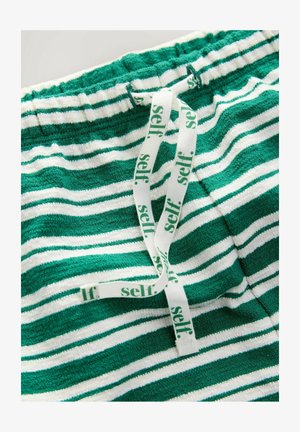 Gröna och vita randiga handdukstygs-shorts med elastisk midja och dragsko, utrustade med tryckt "self."-logotyp.