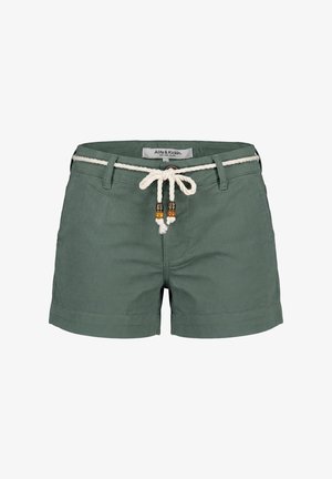 Pantaloncini da donna verdi con orli arrotolati e cintura bianca intrecciata con dettagli in perline di legno, annodata a fiocco sul davanti.